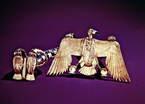 Halskjede med gribbanheng, fra graven til Tutankhamon, New Kingdom (gull innlagt med lapis lazuli og cornelian) (se også 228214 og 324491) av Egyptian 18th Dynasty