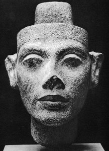 Nefertiti, dronningkonsort av Akenaton (Akhenaten) den kjetterske farao. 1300-tallet f.Kr. (skulptur i mørk granittbyste) av Egyptian 18th Dynasty
