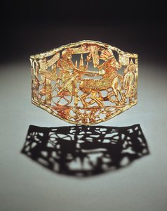 Gjennombrudt plakett eller spenne som viser kongenes triumferende retur med fanger, fra Tutankhamons grav, New Kingdom (gull) (se også 148199)