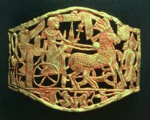 Gjennombrudt plakett eller spenne som viser kongenes triumferende retur med fanger, fra graven til Tutankhamon (ca. 1370-52 f.Kr.) New Kingdom (gull) (se også 391017)
