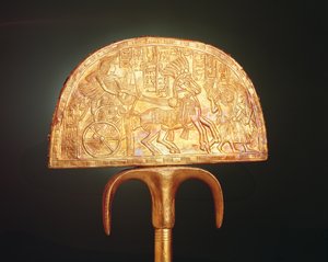 Strutsfjærvifte, fra Tomb of Tutankhamun, New Kingdom (tre dekket med arkgull) (revers av 324497)