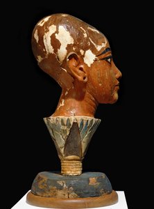 Malet byste av den unge faraoen Tutankhamon med lotusbladformet base (skulptur) av Egyptian 18th Dynasty