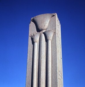 Søyle dekorert med stiliserte lotusplanter, fra Great Temple of Amun-komplekset, New Kingdom (se også 59219)