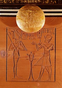 Bærbar kiste, detalj av Tutankhamon (ca. 1370-1352 f.Kr.) som gir et tilbud til Osiris, fra Tutankhamons grav, New Kingdom (ibenholt, elfenben, tre og bronse) av Egyptian 18th Dynasty