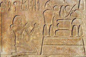 Dronning Hatshepsut (ca. 1503-1482 f.Kr.) kneler foran et bord med offer, Amun-tempelet, New Kingdom