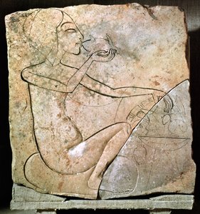 Relieff som viser en prinsesse som spiser en stekt and, fra Nordpalasset ved Tell El-Amarna, New Kingdom, ca. 1353-1337 f.Kr. (kalkstein)