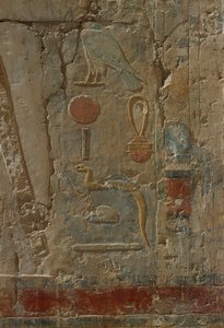 Relieff som viser Horus, kapellet til gudinnen Hathor, fra liktempelet i Hatshepsut (ca. 1503-1482 f.Kr.) New Kingdom (malt kalkstein)