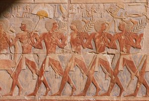 Relieff som viser en parade til ære for gudinnen Hathor, fra liktempelet i Hatshepsut (ca. 1503-1482 f.Kr.) New Kingdom (malt kalkstein) (se også 226168)