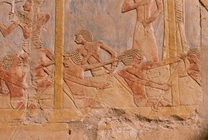 Relieff som viser menn som ror på en båt, vegg dekorert til ære for gudinnen Hathor, detalj, fra liktempelet Hatshepsut (ca. 1503-1482 f.Kr.) New Kingdom (malt kalkstein)
