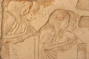 Relieff som viser skriftlærde i arbeid, fra Horemhebs grav (ca. 1323-1295 f.Kr.) New Kingdom (veggmaleri) (detalj av 218338) av Egyptian 18th Dynasty
