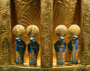 Baksiden av farao Tutankhamons trone med fire gyldne uraeus-kobrafigurer (gull med lapis lazuli) av Egyptian 18th Dynasty