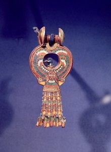 Høyre ørering fra et par øreringer med en blåfugl, fra graven til Tutankhamon, Kongenes dal, Theben, ca. 1347-37 f.Kr. (gull og smeltet glass) (se også 344028)