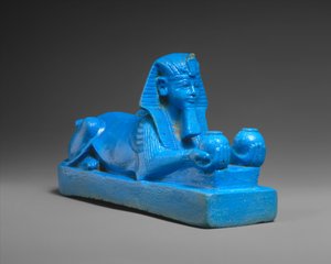 Sphinx of Amenhotep III, muligens fra en modell av et tempel, ca. 1390–1352 f.Kr. (fajanse med travertinrester)