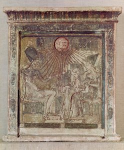 Stela som skildrer Aten som gir liv og velstand til Amenophis IV (Akhenaten) (ca. 1352-1336 f.Kr.), hans kone, Nefertiti og tre av deres døtre, fra Tell el-Amarna, New Kingdom, ca. 1353-1337 f.Kr.