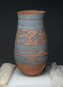 Dråpeformet vase med malte design av jomfruer, kyr og sumpplanter, New Kingdom, ca. 1390-1353 f.Kr. (malt terrakotta) av Egyptian 18th Dynasty