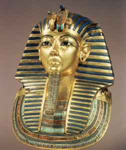 Gullbegravelsesmasken, fra graven til Tutankhamon (ca. 1370-52 f.Kr.) New Kingdom (gull lagt med halvedelstener og glasspasta) (se også 3981)