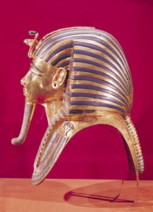 Gullmasken, fra skatten til Tutankhamon (ca. 1370-52 f.Kr.) ca. 1340 f.Kr. (gull innlagt med halvedelstener) (se 179987 for motsatt side)