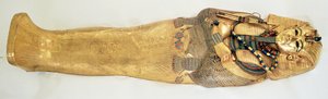 Kongens innerste kiste, fra Tutankhamons grav (ca. 1370-1352 f.Kr.) New Kingdom (gull innlagt med halvedelstener) (for detaljer se 343642)