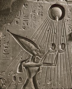 Kongefamilien til Amenophis IV Akhnaton ofrer et offer til Aton, solguden (relieff). av Egyptian 18th Dynasty
