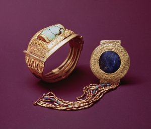 To armbånd, fra Tutankhamons grav (ca. 1370-1352 f.Kr.) New Kingdom (gull)