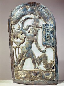 Votivskjold som viser kongen som dreper en løve, fra graven til Tutankhamon (ca. 1370-52 f.Kr.) New Kingdom (innskåret og forgylt tre)