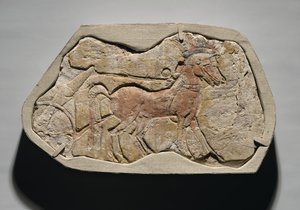 Et spenn på to hester som trekker en vogn, fra Tell el-Amarna, New Kingdom, ca. 1353-1336 f.Kr. (malt gipsgips)