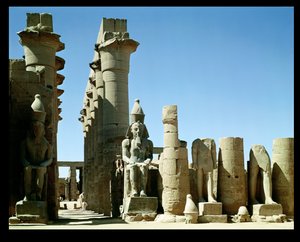 Kolossene av Ramesses II (ca. 1279-1213 f.Kr.) og Pylonen til Amenophis III (1403-1365 f.Kr.), i Peristyle-domstolen