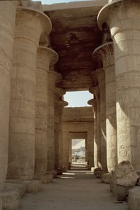 Søyler med papyrusskaft og lotuskapitler i Great Hypostyle Hall, New Kingdom