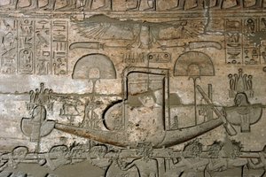 Egyptisk antikken: utsikt over relieffene som representerer prosesjonen til den hellige båten, minnetempel dedikert til farao Ramses II (1279-1213 f.Kr.), Ramasseum-stedet (Ramesseum) i Luxor, Egypt. av Egyptian 19th Dynasty