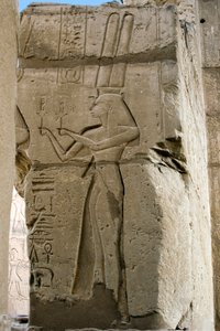 Egyptisk antikvitet: detalj av relieffer som viser gudinnen Hathor som holder søstre i hendene, begravelsestempel dedikert til farao Ramses II (1279-1213 f.Kr.), stedet for Ramasseum (Ramesseum) i Luxor, Egypt. av Egyptian 19th Dynasty