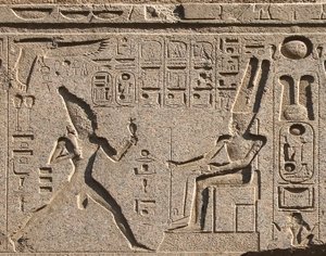 Egyptisk antikvitet: detalj av arkitraven dekorerer representasjonen av farao Ramses II som hedrer guden Amon og hieroglyfer, tempelet til farao Ramses II (1292-1186 f.Kr.) i Luxor. Østbredden (Theben), Egypt av Egyptian 19th Dynasty