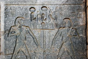 Egyptisk antikvitet: detalj av bunnen av statuen av farao Ramses II (1292-1186 f.Kr. som representerer foreningen av Øvre og Nedre Egypt. Luxor-tempelet. Østbredden (Theben), Egypt av Egyptian 19th Dynasty