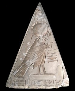 Egyptisk antikvitet: pyramidespissen av kapellet til Ramose decoree av representasjonen av Ra-Harakte (Re Harakte) guddommelig av den stigende solen av Egyptian 19th Dynasty