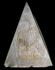 Egyptisk antikvitet: pyramidespissen av kapellet til Ramose decoree av representasjonen av Re-Atum (Re Atum eller Ra-Atum eller Ra Atum eller Re Toum) guddom av solnedgangen. 19. dynasti ((1295-1190 f.Kr.) Deir el Medineh Dim. h. 70 cm Torino egyptisk muse av Egyptian 19th Dynasty