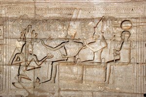 Egyptisk antikke: relieff som viser farao Ramses II foran gudene fra den tebanske triaden, Amon, Mut og Khonsu; Begravelsestempel dedikert til farao Ramses II (1279–1213 f.Kr.), stedet for Ramasseum (Ramesseum) i Luxor, Egypt. av Egyptian 19th Dynasty