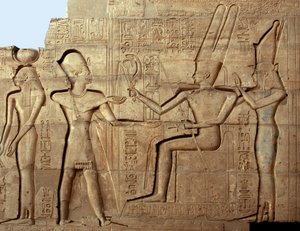 Egyptisk antikvitet: relieff som viser farao Ramses II foran to av gudene fra den thebanske triad, Amon og Mut; Begravelsestempel dedikert til farao Ramses II (1279-1213 f.Kr.), stedet for Ramasseum (Ramesseum) i Luxor, Egypt. av Egyptian 19th Dynasty