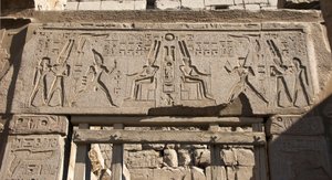 Egyptisk antikvitet: utsikt over arkitraven dekorerer representasjonen av farao Ramses II som hedrer guden Amon og hieroglyfer, tempelet til farao Ramses II (1292-1186 f.Kr.) i Luxor. Østbredden (Theben), Egypt av Egyptian 19th Dynasty