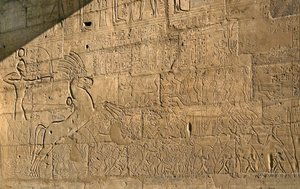 Egyptisk antikvitet: utsikt over relieffene som feirer Ramses IIs bragder under slaget ved Qadesh i 1274 f.Kr., minnetempel dedikert til farao Ramses II (1279–1213 f.Kr.), stedet for Ramasseum (Ramesseum) i Luxor, Egypt. av Egyptian 19th Dynasty