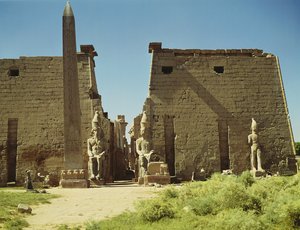 Fasade og første pylon med to sittende statuer av Ramesses II og den gjenværende obelisken