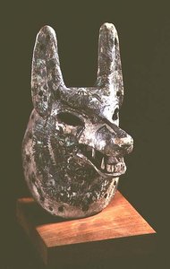 Hodet for Anubis, egyptisk gud for de døde, med en hengslet kjeve, brukt som en orakelmaske, New Kingdom (tre) (se også 161755)