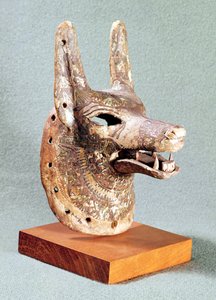 Head of Anubis, med en hengslet kjeve, brukt som orakelmaske, New Kingdom (malt tre) (se også 55441)