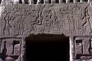Overligger over inngangsdøren til Temple of Queen Nefertari, New Kingdom, ca. 11250 f.Kr. (bilde) av Egyptian 19th Dynasty