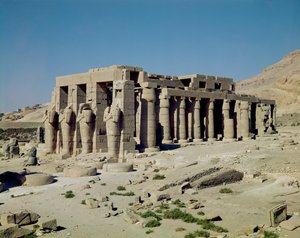Osiride-figurer av Ramesses II (1279–1213 f.Kr.) som flankerer veggene til Den andre domstolen, New Kingdom,