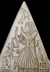 Pyramidon i kalkstein poserer på toppen av kapellgravene i pyramidene. Det er alvorlige scener som skildrer solsyklusen og tilbedelsen av solen av den avdøde. Den kommer fra Deir el Medina av Egyptian 19th Dynasty
