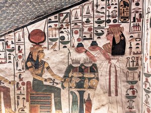 Dronning tilbyr rituelle vaser (veggmaleri) av Egyptian 19th Dynasty