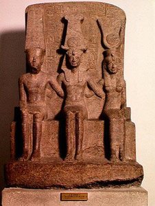Ramesses II (1304-1237 f.Kr.) satt mellom Amun og Mut, fra Karnak, New Kingdom, ca. 1279-13 f.Kr. (granitt)