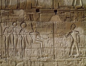 Relieff som viser Seti I (ca. 1294-1279 f.Kr.) som ga et offer til Amun, fra den nordlige ytterveggen til Hypostyle Hall, New Kingdom