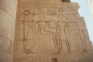 Relieff som viser den løvinnehodede gudinnen Mut som presenterer Ramesses II til en tronende Amun, som gir ham en ankh, fra Great Hypostyle Hall, New Kingdom