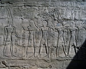 Scener med tilbud til guder, relieff, innvendige vegger i Great Hypostyle Hall, Karnak tempelkompleks (Unescos verdensarvliste av Egyptian 19th Dynasty