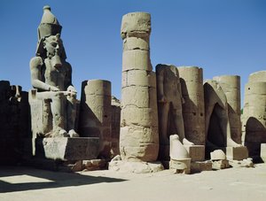 Sittende statue av Ramesses II (ca. 1279-1213 f.Kr.) i Peristyle Court, New Kingdom
